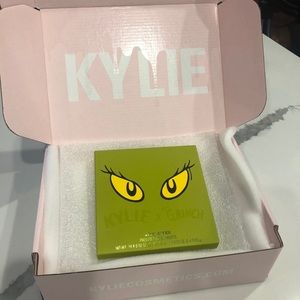 KYLIE X THE GRINCH PRESSED POWDER PALETTE